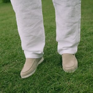 Fashion-Shooting in Wien, Detail Loafer auf Rasen