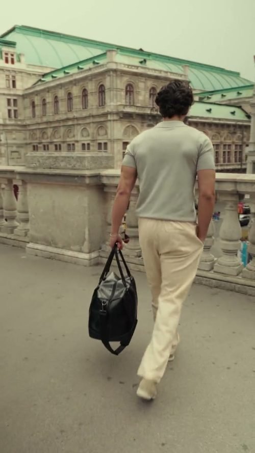 Fashion-Reel in Wien, Model mit Tasche vor der Oper