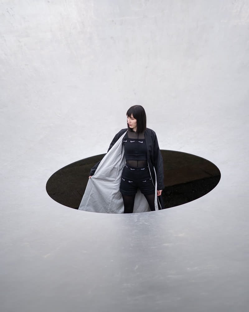 Fashion-Shooting in Neuss, Model in schwarzem Sportswear-Look in einer Betonschale
