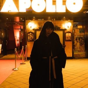Fashion-Shooting bei Nacht, Model im Mantel vor dem Apollo Variete