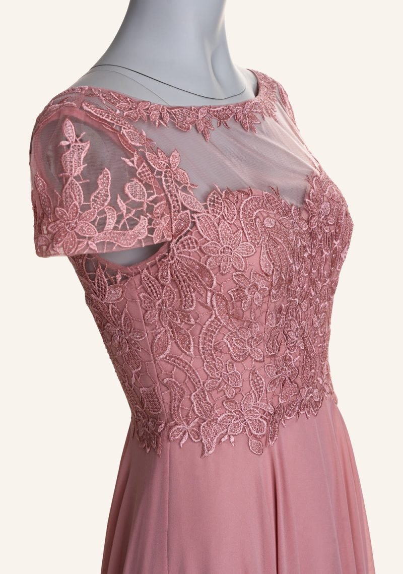 Abendkleid in Rosé, Spitzen-Detail an der Puppe